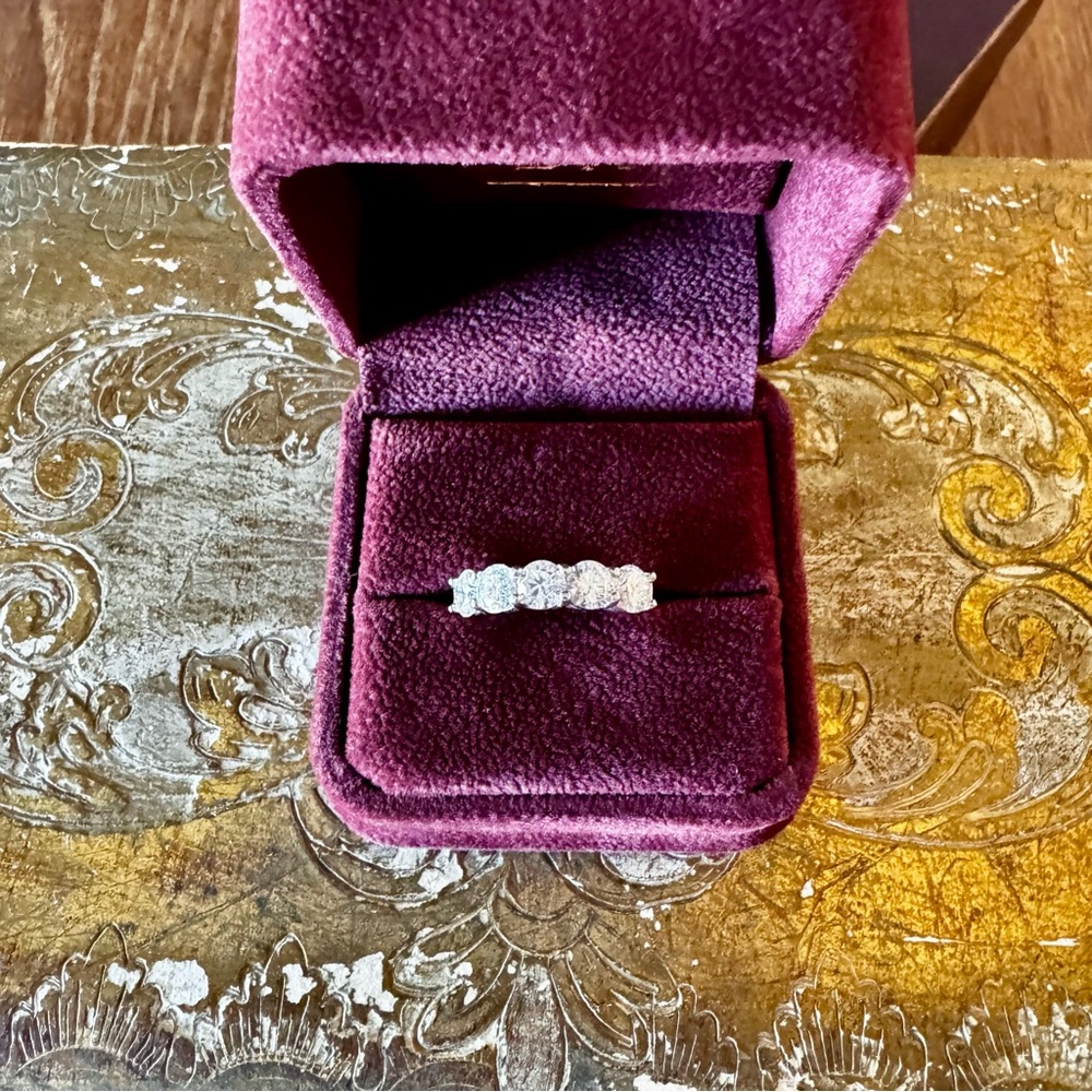 Solid 14k white gold 5 stone anniversary band ring 6.25 - Picture 4 of 16